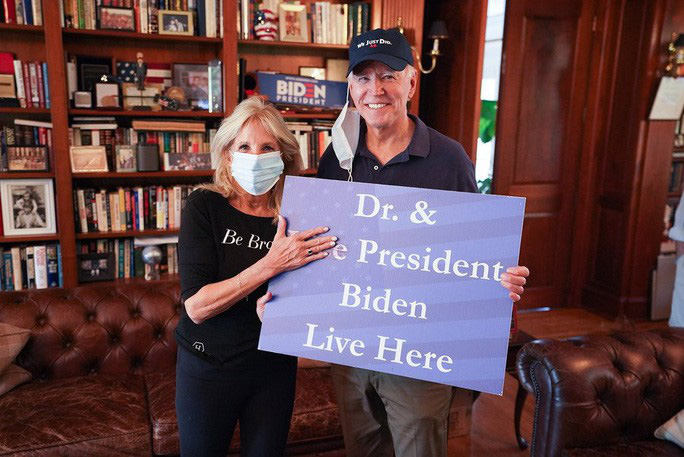 Có người lao tới ông Joe Biden, bà vợ lập tức chắn trước mặt chồng! - Ảnh 5. Có người lao tới ông Joe Biden, bà vợ lập tức chắn trước mặt chồng! - Ảnh 5.