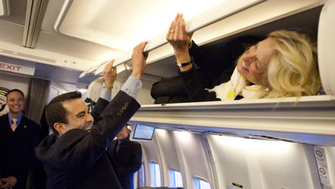 Có người lao tới ông Joe Biden, bà vợ lập tức chắn trước mặt chồng! - Ảnh 7. Có người lao tới ông Joe Biden, bà vợ lập tức chắn trước mặt chồng! - Ảnh 7.