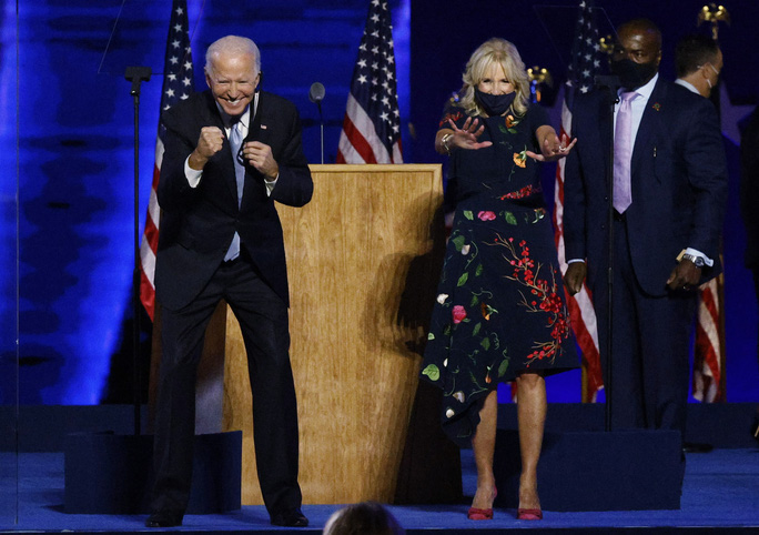 Nhìn vợ, tim ông Joe Biden vẫn lỗi một nhịp! - Ảnh 3. Nhìn vợ, tim ông Joe Biden vẫn lỗi một nhịp! - Ảnh 3.