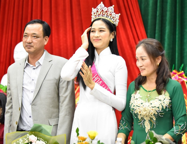 Hàng nghìn người chen lấn để chúc mừng hoa hậu Đỗ Thị Hà về quê - Ảnh 2.