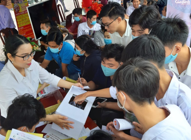 An Giang: Gần 1.500 người dân huyện Tri Tôn tới tham gia phiên giao dịch việc làm lưu động - Ảnh 1.