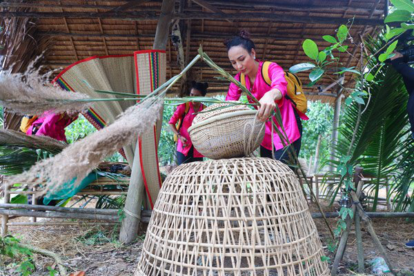 Bỏ quần áo đắt đỏ, dàn Hoa-Á hậu làm váy áo từ lá cây, hoa vườn đẹp đỉnh - Ảnh 6.