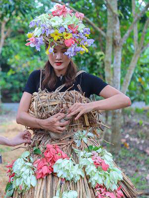 Bỏ quần áo đắt đỏ, dàn Hoa-Á hậu làm váy áo từ lá cây, hoa vườn đẹp đỉnh - Ảnh 8.