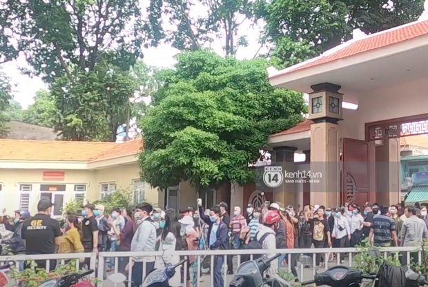 Đám đông hỗn loạn ùa vào tang lễ NS Chí Tài: Có người không đeo khẩu trang, 50 bảo vệ vẫn không kiểm soát được - Ảnh 2. Đám đông hỗn loạn ùa vào tang lễ NS Chí Tài: Có người không đeo khẩu trang, 50 bảo vệ vẫn không kiểm soát được - Ảnh 2.
