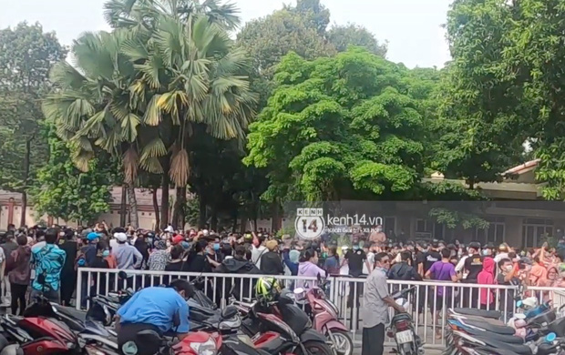 Đám đông hỗn loạn ùa vào tang lễ NS Chí Tài: Có người không đeo khẩu trang, 50 bảo vệ vẫn không kiểm soát được - Ảnh 3. Đám đông hỗn loạn ùa vào tang lễ NS Chí Tài: Có người không đeo khẩu trang, 50 bảo vệ vẫn không kiểm soát được - Ảnh 3.
