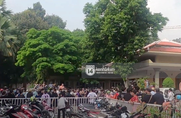 Đám đông hỗn loạn ùa vào tang lễ NS Chí Tài: Có người không đeo khẩu trang, 50 bảo vệ vẫn không kiểm soát được - Ảnh 4. Đám đông hỗn loạn ùa vào tang lễ NS Chí Tài: Có người không đeo khẩu trang, 50 bảo vệ vẫn không kiểm soát được - Ảnh 4.