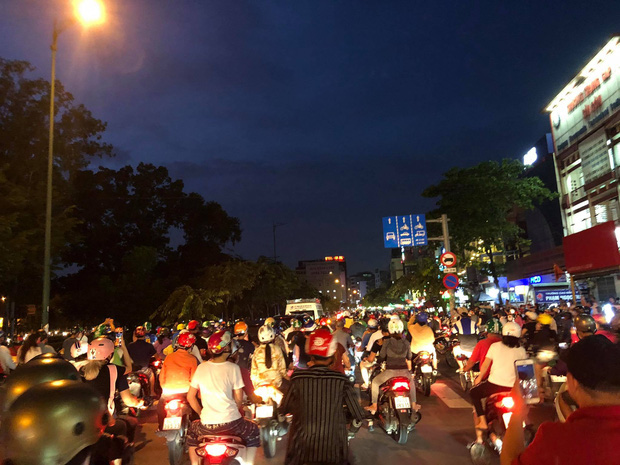 Sài Gòn nay sao thật lạ: Hàng nghìn người theo sau tiễn NS Chí Tài một đoạn, không tiếng còi xe và lặng lẽ nhường đường - Ảnh 1.