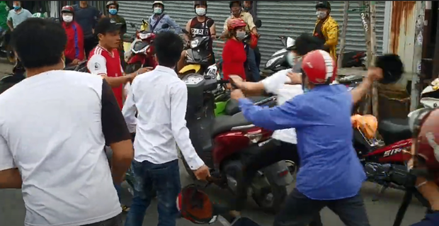 Rút gậy dọa đánh người ngăn cản sau va chạm giao thông, thanh niên bị dân vây đánh túi bụi ở Sài Gòn - Ảnh 2.