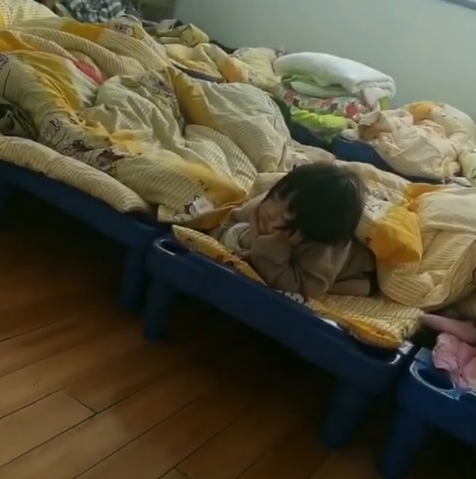 Cô giáo đi kiểm tra phát hiện học sinh không chịu ngủ trưa, định lại nhắc nhở thì ôm bụng cười vì cảnh tượng trước mắt - Ảnh 1.