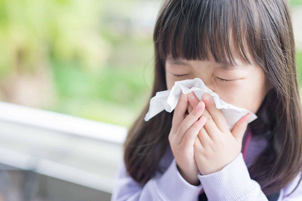 Thời tiết chuyển lạnh, cha mẹ không được chủ quan với bệnh cúm mùa ở trẻ - Ảnh 1.