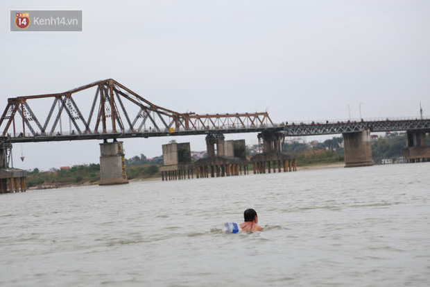 Hà Nội rét cắt da cắt thịt, nhiều người dân vẫn nhộn nhịp ra sông Hồng tắm tiên - Ảnh 8.