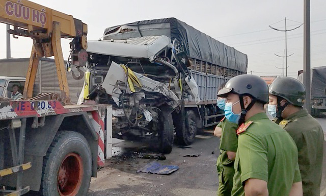 Tài xế tử vong, phụ xe bị thương trong cabin xe tải biến dạng - Ảnh 2.