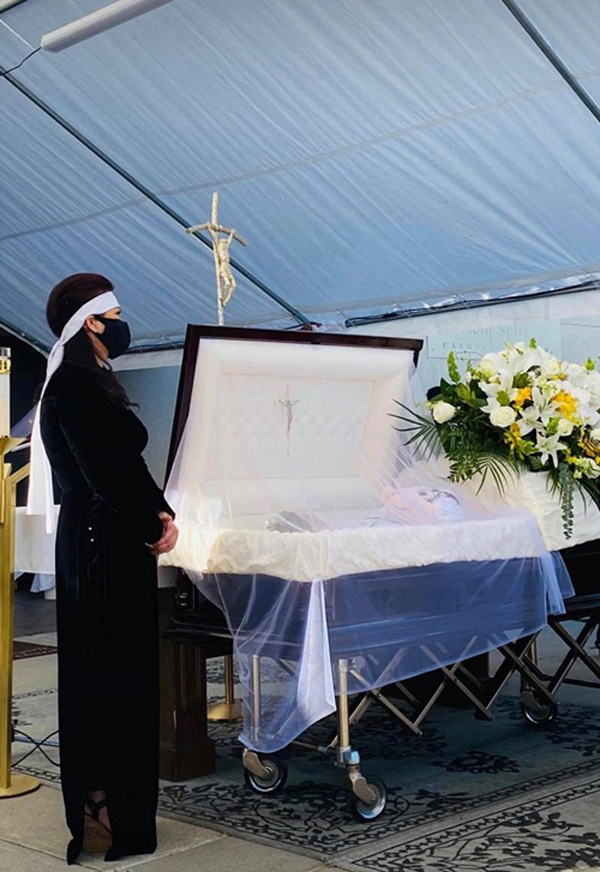 Vợ nghệ sĩ Chí Tài đứng lặng bên thi hài chồng trong tang lễ tại Mỹ - Ảnh 7.