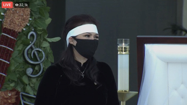 Vợ nghệ sĩ Chí Tài đứng lặng bên thi hài chồng trong tang lễ tại Mỹ - Ảnh 2.