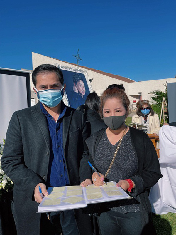 Vợ nghệ sĩ Chí Tài đứng lặng bên thi hài chồng trong tang lễ tại Mỹ - Ảnh 9.