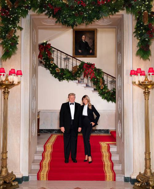 Vợ chồng ông Trump mặc ton sur ton trong ảnh Giáng sinh - Ảnh 2.