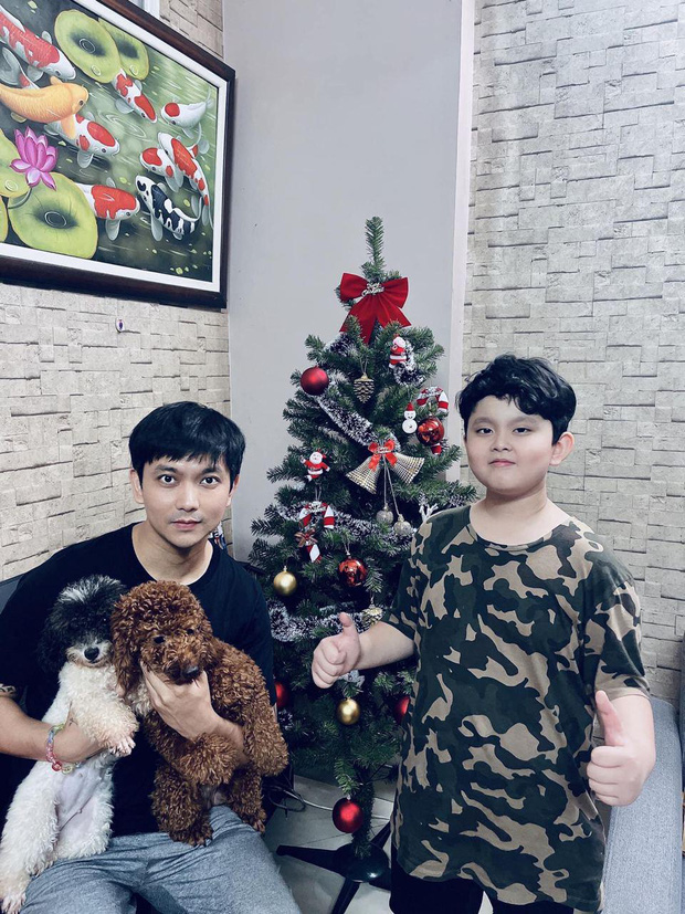 Tim khoe ảnh trang hoàng nhà cửa, chuẩn bị đón Giáng sinh bên vợ cũ Trương Quỳnh Anh và con trai - Ảnh 2.