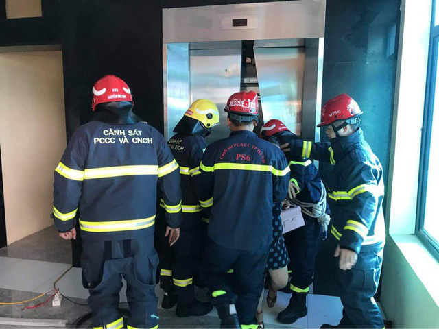 Hà Nội: Giải cứu 38 người mắc kẹt trong thang máy - Ảnh 1.
