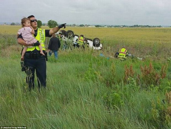 Bức ảnh anh cảnh sát dỗ dành bé gái ngay tại hiện trường vụ tai nạn giao thông gây khó hiểu, sự thật phía sau lấy nước mắt triệu người - Ảnh 3.