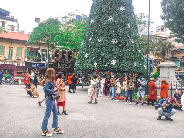 Không khí Giáng sinh ngập tràn phố phường Hà Nội - Ảnh 7.