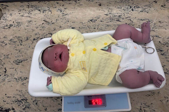 Hy hữu: Bé trai ở Hà Nội vừa chào đời đã nặng gần 6kg - Ảnh 1.