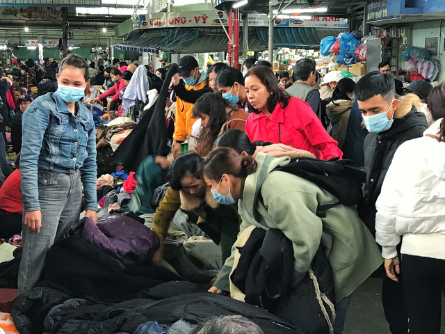 Lạnh tê người, dân Đà Nẵng đổ xô lùng mua quần áo rét đã qua sử dụng - Ảnh 2.