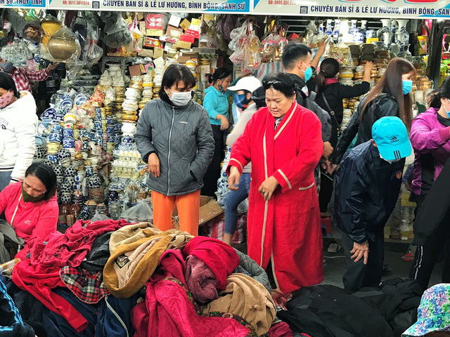 Lạnh tê người, dân Đà Nẵng đổ xô lùng mua quần áo rét đã qua sử dụng - Ảnh 4.