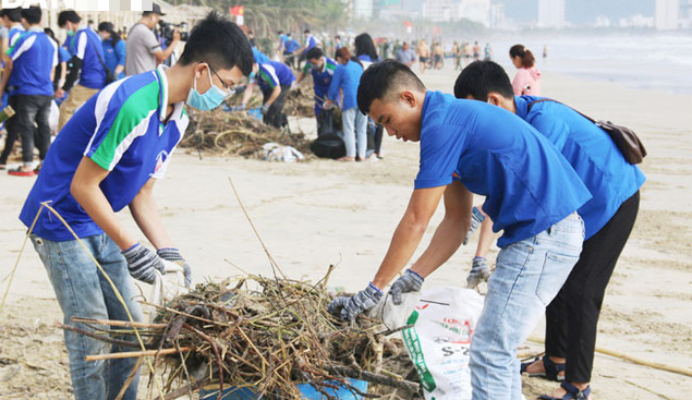 Hàng nghìn người tổng vệ sinh môi trường bãi biển sau bão - Ảnh 1.