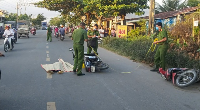 Sau va chạm với xe máy, nữ công nhân ngã xuống đường, bị ô tô cán tử vong - Ảnh 1.