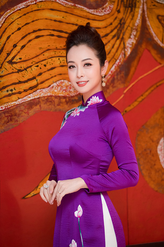 Jennifer Phạm thay bốn trang phục khi làm MC - Ảnh 5.
