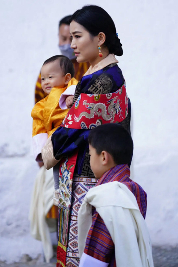 Hình ảnh hiếm hoi của con trai Hoàng hậu vạn người mê Bhutan khiến nhiều người ngỡ ngàng - Ảnh 4.