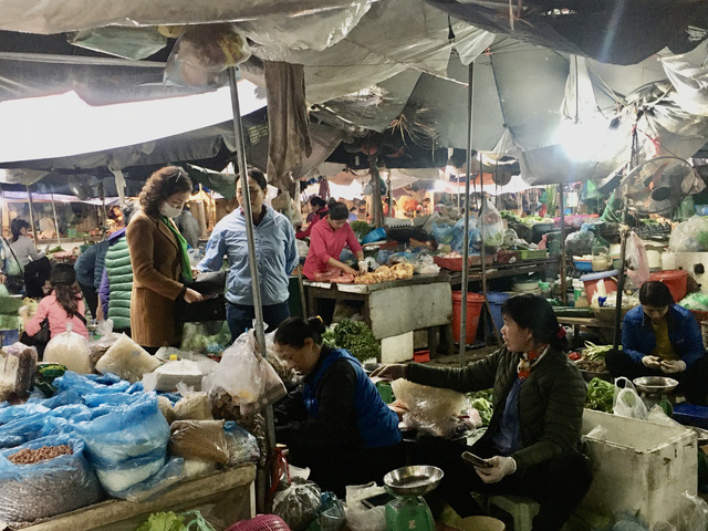 Nhiều chợ dân sinh tại Hà Nội, người dân phớt lờ quy định đeo khẩu trang để phòng chống dịch COVID-19 - Ảnh 2.