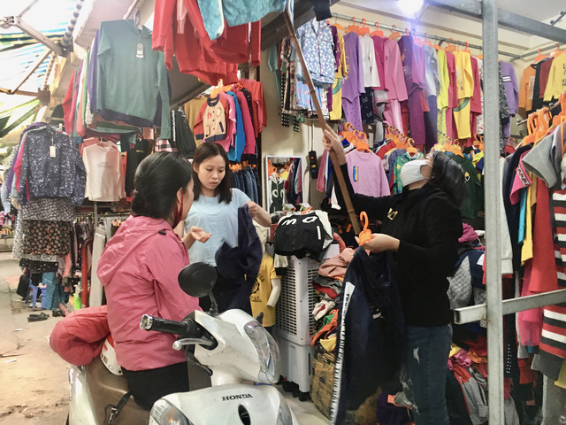 Nhiều chợ dân sinh tại Hà Nội, người dân phớt lờ quy định đeo khẩu trang để phòng chống dịch COVID-19 - Ảnh 5.
