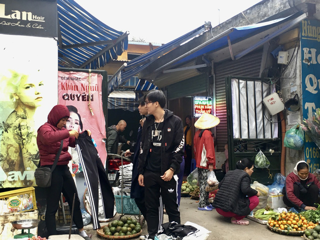 Nhiều chợ dân sinh tại Hà Nội, người dân phớt lờ quy định đeo khẩu trang để phòng chống dịch COVID-19 - Ảnh 6.