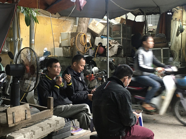 Nhiều chợ dân sinh tại Hà Nội, người dân phớt lờ quy định đeo khẩu trang để phòng chống dịch COVID-19 - Ảnh 7.