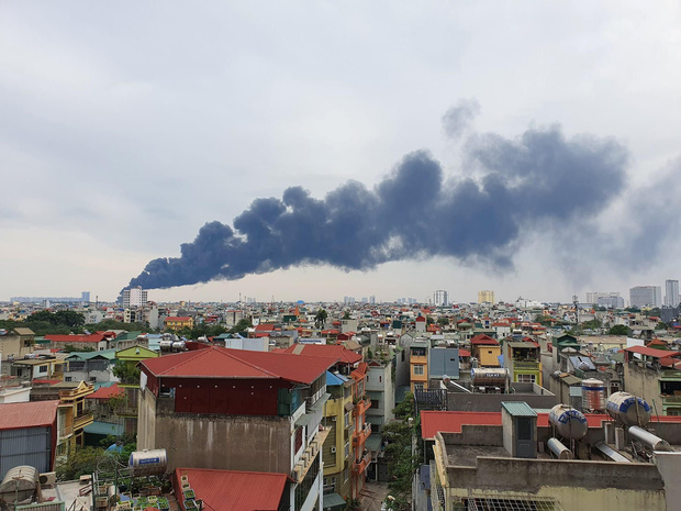 Hà Nội: Cháy lớn bãi rác rộng hơn 1.000m2 dưới chân cầu Thanh Trì, khói đen bao trùm cả bầu trời - Ảnh 1.