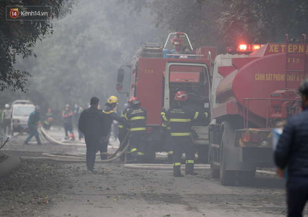 Hà Nội: Cháy lớn bãi rác rộng hơn 1.000m2 dưới chân cầu Thanh Trì, khói đen bao trùm cả bầu trời - Ảnh 2.