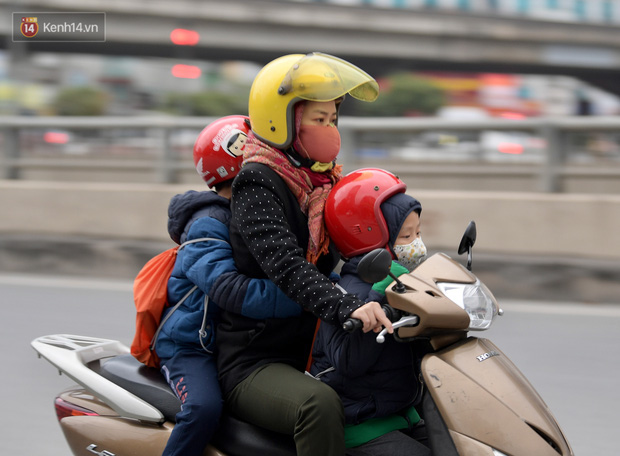 Hà Nội: Ùn tắc từ sáng sớm, nhiều em nhỏ mặc áo ấm vẫn còn ngái ngủ khi đến trường - Ảnh 11.