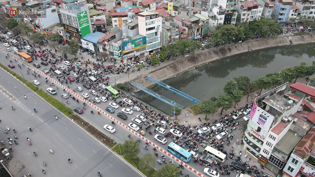 Hà Nội: Ùn tắc từ sáng sớm, nhiều em nhỏ mặc áo ấm vẫn còn ngái ngủ khi đến trường - Ảnh 3.