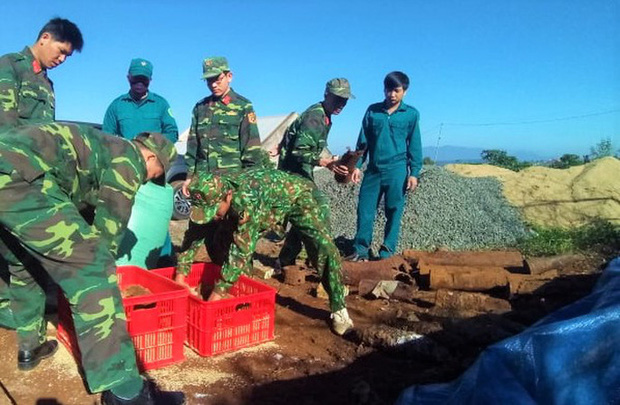 Đào móng xây nhà, tá hỏa phát hiện gần 1 tấn bom mìn - Ảnh 1.