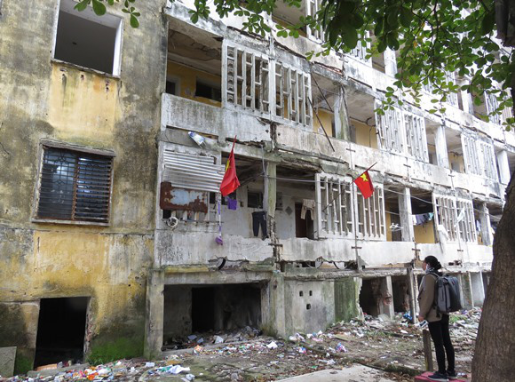 Nghệ An: Một số hộ dân quyết bám trụ trong khu chung cư chờ sập - Ảnh 1.