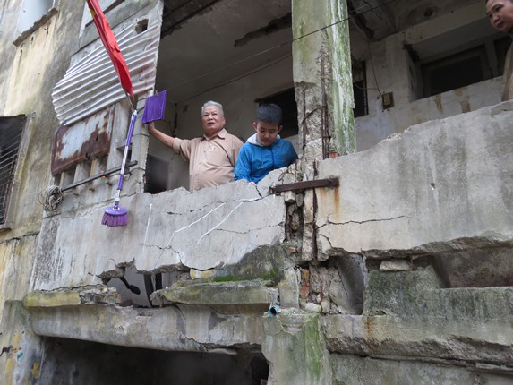 Nghệ An: Một số hộ dân quyết bám trụ trong khu chung cư chờ sập - Ảnh 6.