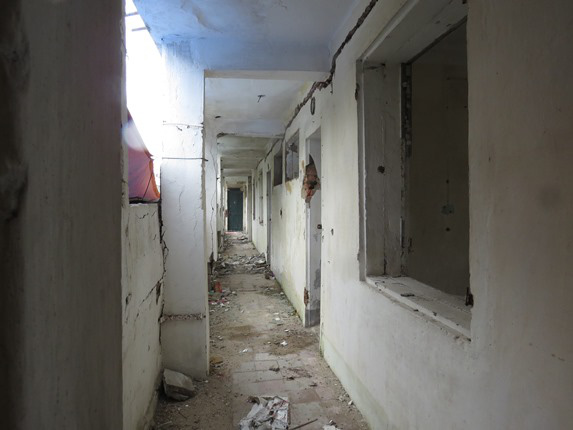 Nghệ An: Một số hộ dân quyết bám trụ trong khu chung cư chờ sập - Ảnh 5.