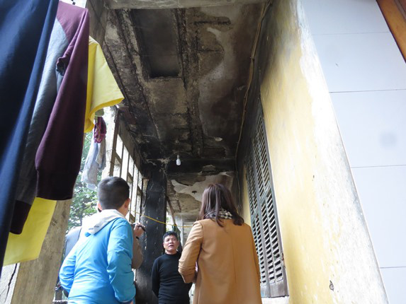 Nghệ An: Một số hộ dân quyết bám trụ trong khu chung cư chờ sập - Ảnh 3.