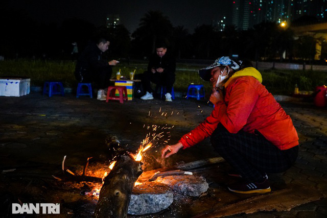 Mùa đông gõ cửa, người Hà Nội đốt lửa sưởi ấm giữa đêm giá lạnh - Ảnh 1.