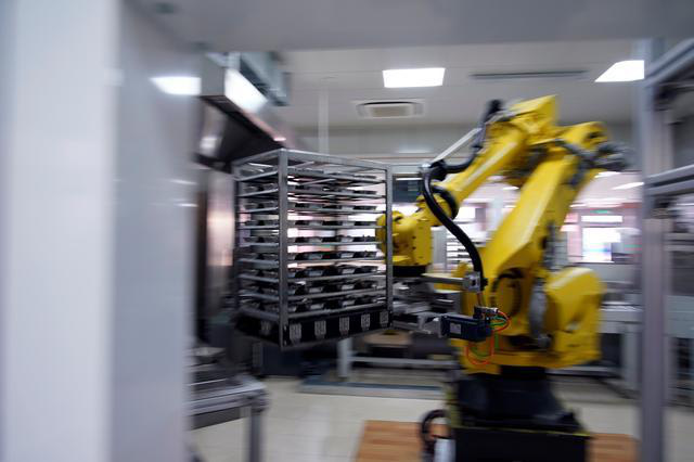 Trường học dùng robot cao 3m chuẩn bị bữa trưa cho học sinh - Ảnh 1.