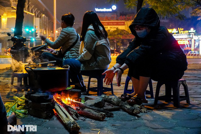 Mùa đông gõ cửa, người Hà Nội đốt lửa sưởi ấm giữa đêm giá lạnh - Ảnh 11.