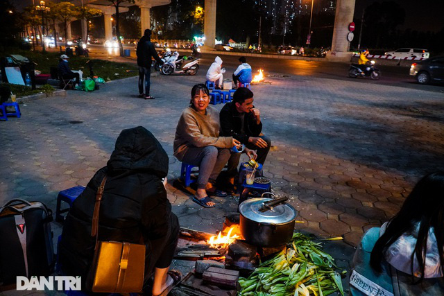 Mùa đông gõ cửa, người Hà Nội đốt lửa sưởi ấm giữa đêm giá lạnh - Ảnh 3.