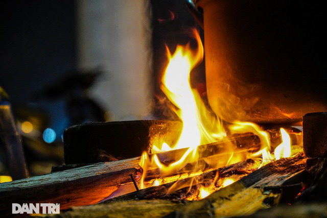 Mùa đông gõ cửa, người Hà Nội đốt lửa sưởi ấm giữa đêm giá lạnh - Ảnh 4.