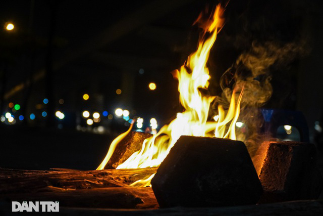 Mùa đông gõ cửa, người Hà Nội đốt lửa sưởi ấm giữa đêm giá lạnh - Ảnh 6.